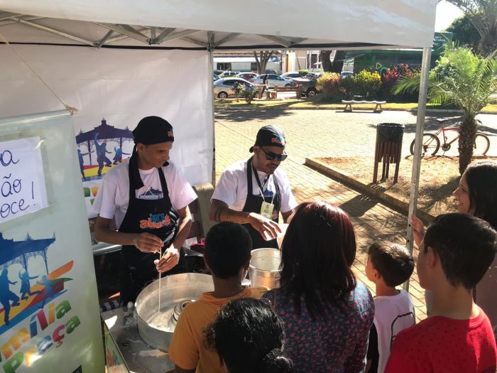 FAMÍLIA NA PRAÇA REÚNE CENTENAS DE PESSOAS.